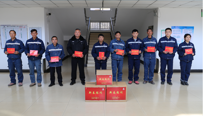 米易縣縣長代坤宏一行蒞臨星船城瑞達公司開展新春送溫暖慰問困難職工活動(圖4) 米易縣縣長代坤宏一行蒞臨星船城瑞達公司開展新春送溫暖慰問困難職工活動(圖4)