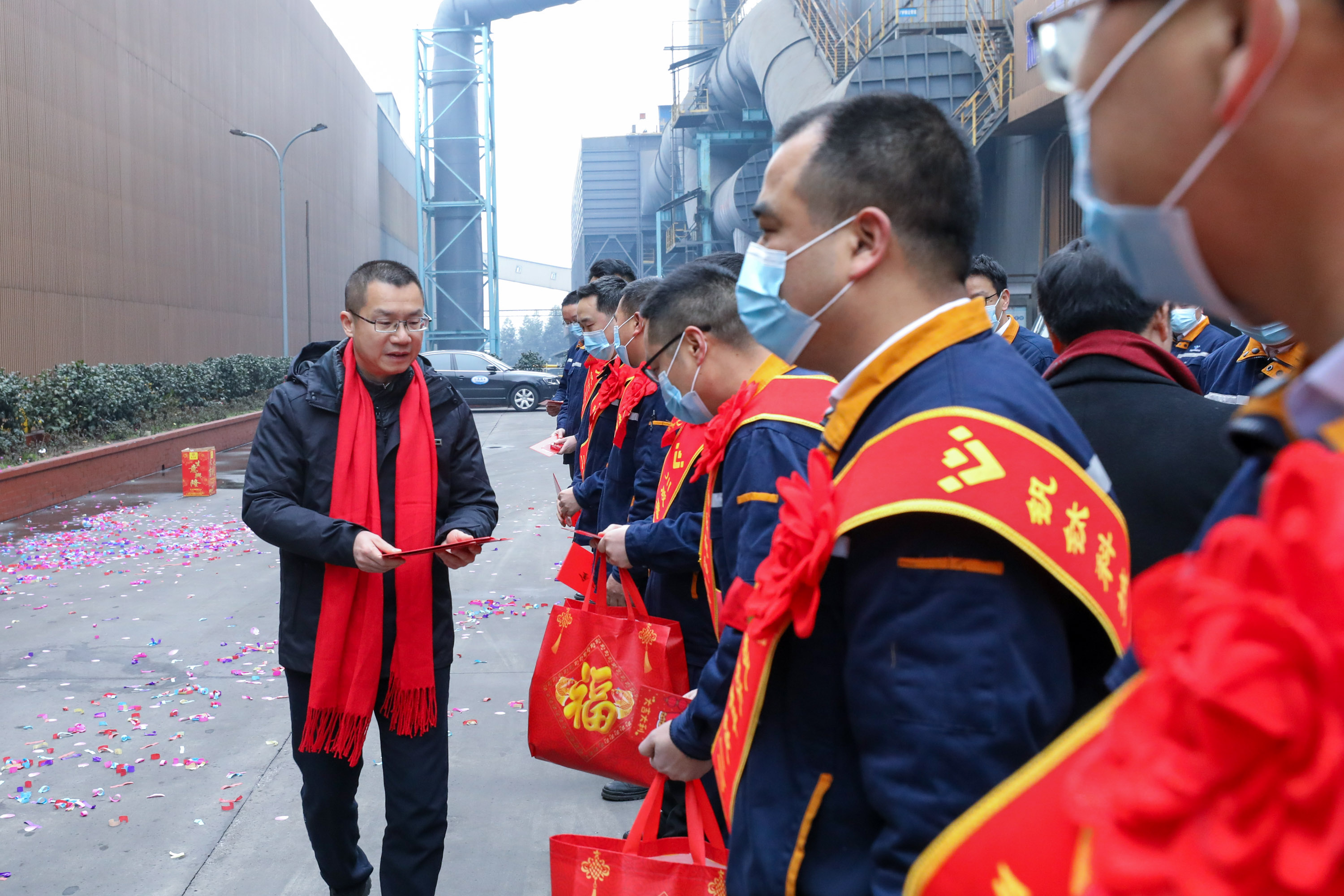 威遠縣委書記蘭徐春節(jié)到連界基地慰問(圖1) 威遠縣委書記蘭徐春節(jié)到連界基地慰問(圖1)