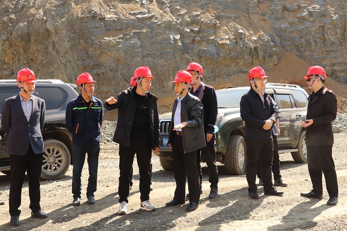 四川省應(yīng)急管理廳基礎(chǔ)處處長屈爭真一行蒞臨礦業(yè)總公司秀水河礦區(qū)檢查安全工作