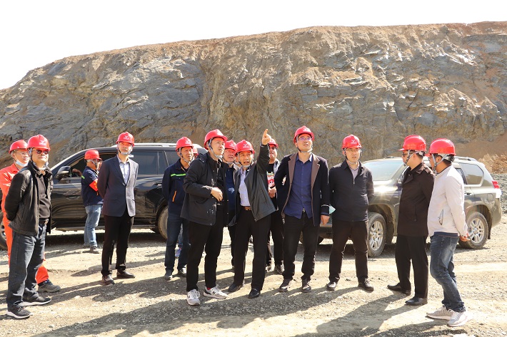 四川省應(yīng)急管理廳基礎(chǔ)處處長屈爭(zhēng)真一行蒞臨礦業(yè)總公司秀水河礦區(qū)檢查安全工作(圖3) 四川省應(yīng)急管理廳基礎(chǔ)處處長屈爭(zhēng)真一行蒞臨礦業(yè)總公司秀水河礦區(qū)檢查安全工作(圖3)