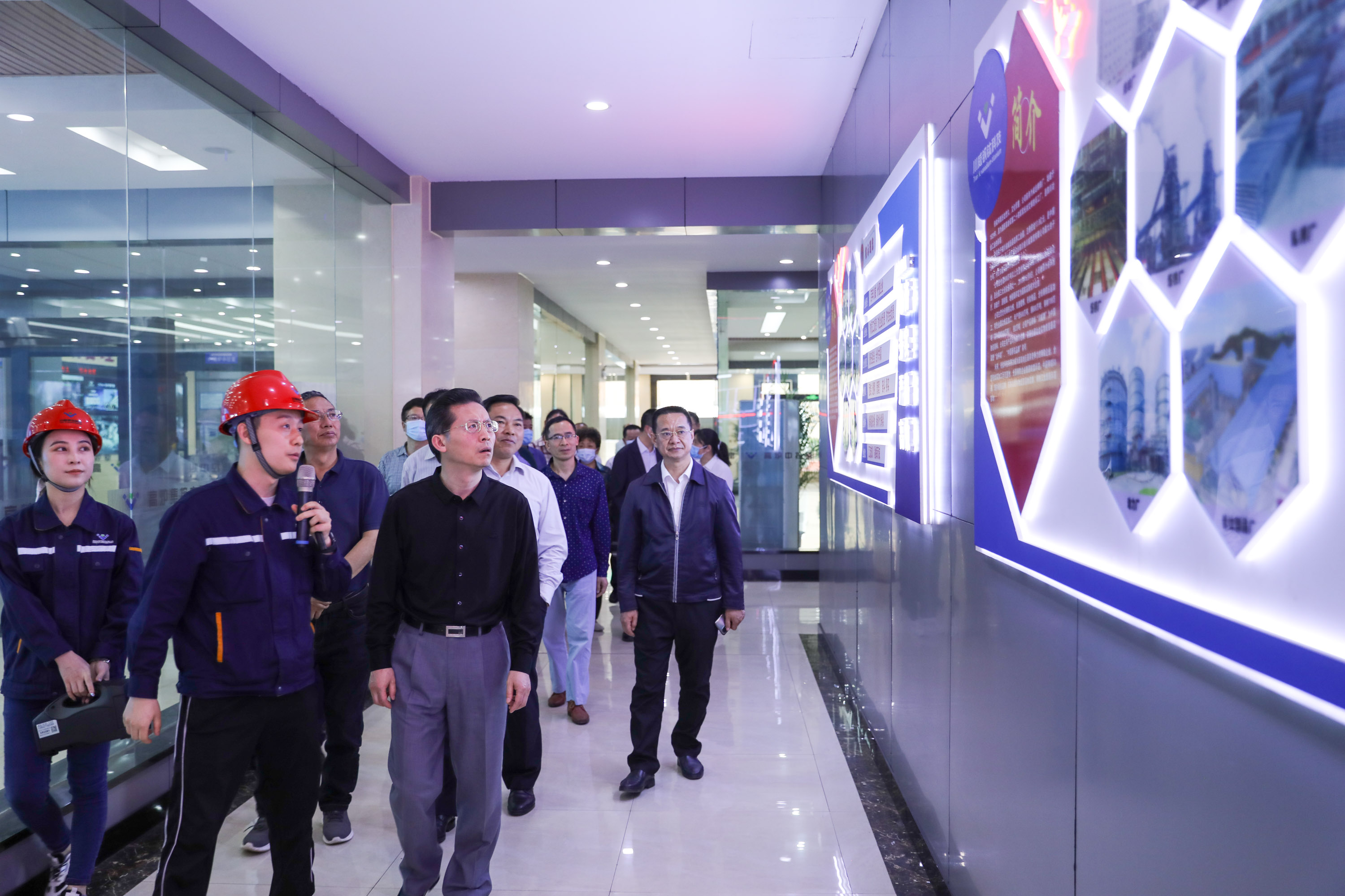 內(nèi)江市人大常委會(huì)魏紅鋒一行到川威連界基地專(zhuān)題調(diào)研(圖2) 內(nèi)江市人大常委會(huì)魏紅鋒一行到川威連界基地專(zhuān)題調(diào)研(圖2)