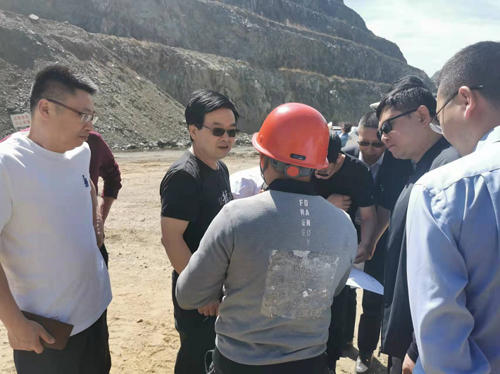 四川省自然資源投資集團總工程師李仕榮一行蒞臨礦業(yè)總公司白草礦區(qū)參觀考察