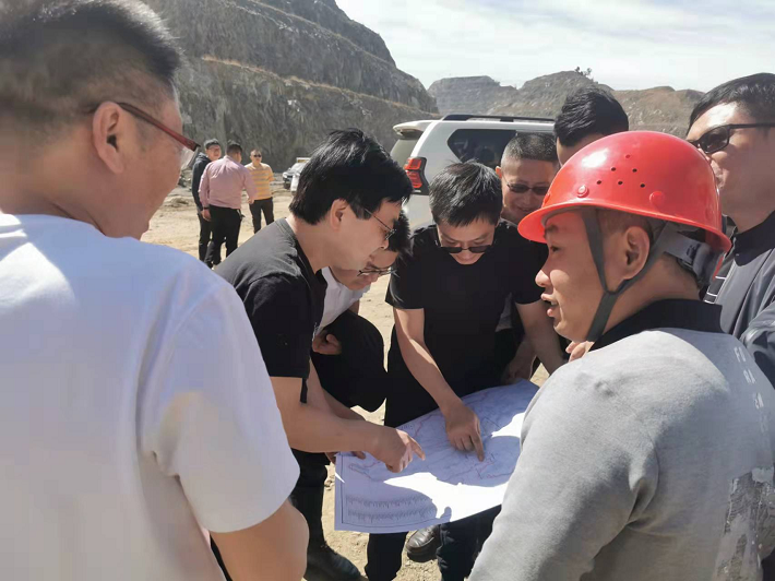 四川省自然資源投資集團(tuán)總工程師李仕榮一行蒞臨礦業(yè)總公司白草礦區(qū)參觀考察(圖2) 四川省自然資源投資集團(tuán)總工程師李仕榮一行蒞臨礦業(yè)總公司白草礦區(qū)參觀考察(圖2)