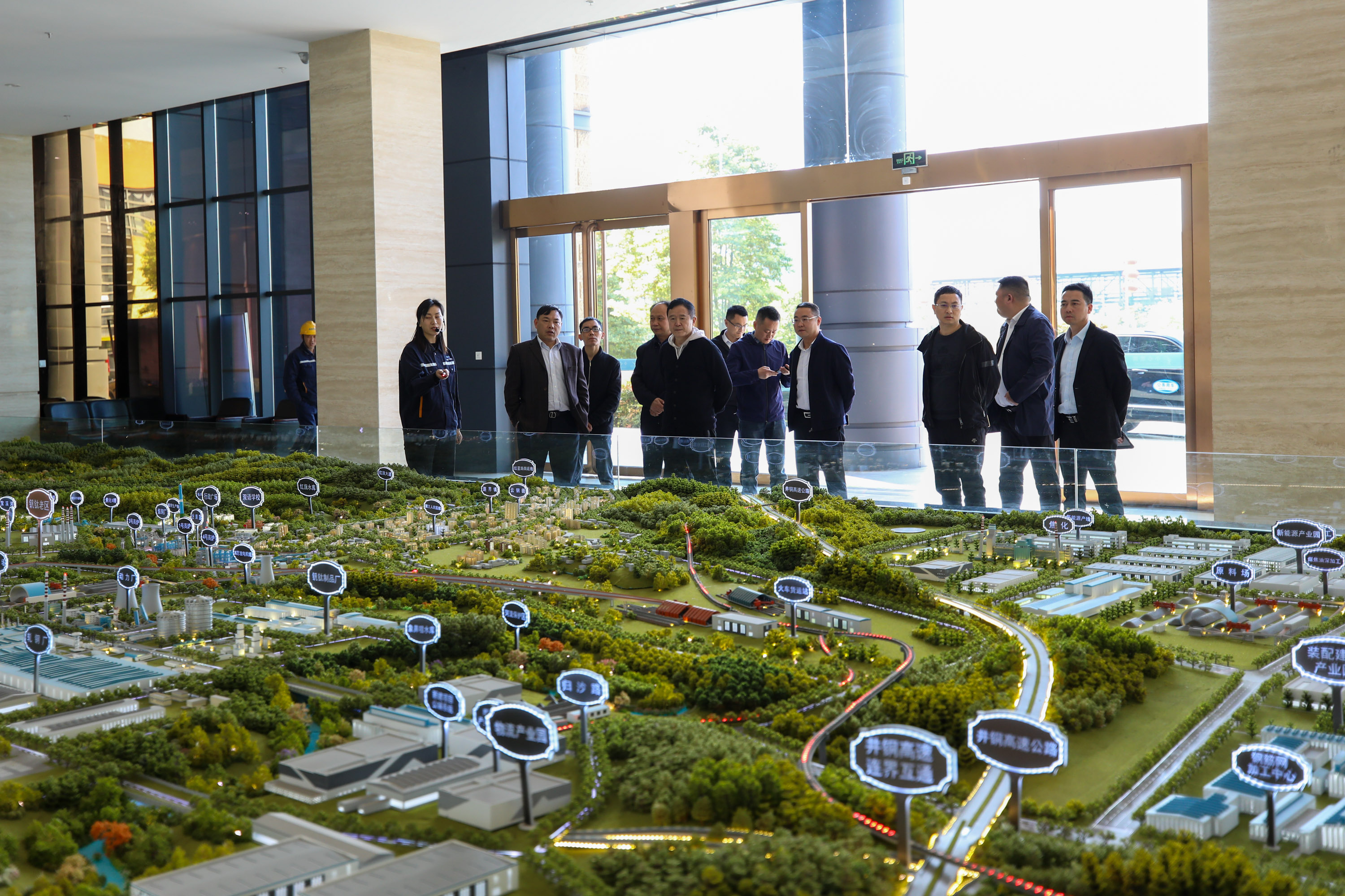 省政協(xié)原副主席唐堅一行到川威連界基地調(diào)研