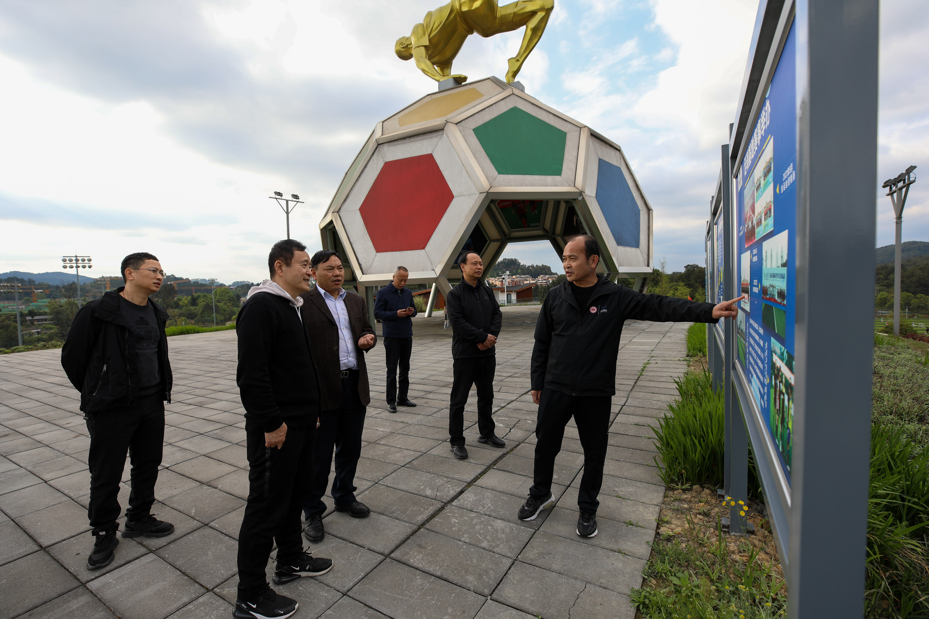 省政協(xié)原副主席唐堅一行到川威連界基地調(diào)研(圖2) 省政協(xié)原副主席唐堅一行到川威連界基地調(diào)研(圖2)