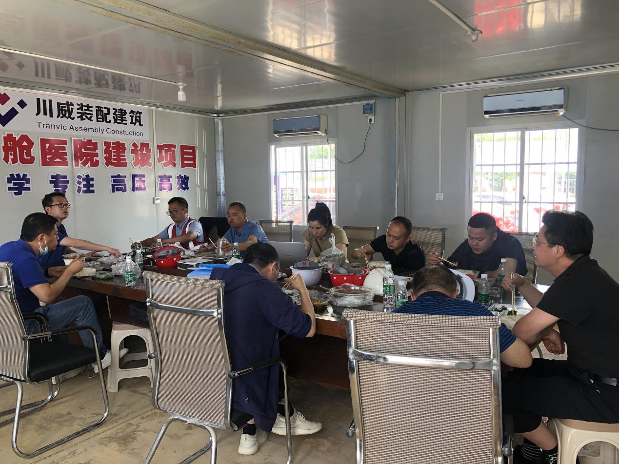 內(nèi)江市委常委蔣學(xué)東到集團(tuán)承建的隆昌方艙醫(yī)院項(xiàng)目 調(diào)研檢查工作(圖5) 內(nèi)江市委常委蔣學(xué)東到集團(tuán)承建的隆昌方艙醫(yī)院項(xiàng)目 調(diào)研檢查工作(圖5)