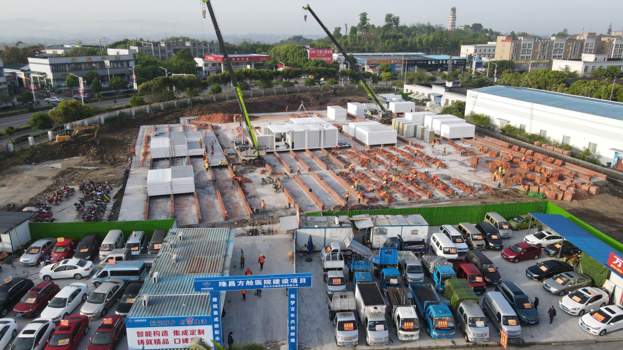 內(nèi)江市委常委蔣學(xué)東到集團(tuán)承建的隆昌方艙醫(yī)院項(xiàng)目 調(diào)研檢查工作(圖3) 內(nèi)江市委常委蔣學(xué)東到集團(tuán)承建的隆昌方艙醫(yī)院項(xiàng)目 調(diào)研檢查工作(圖3)