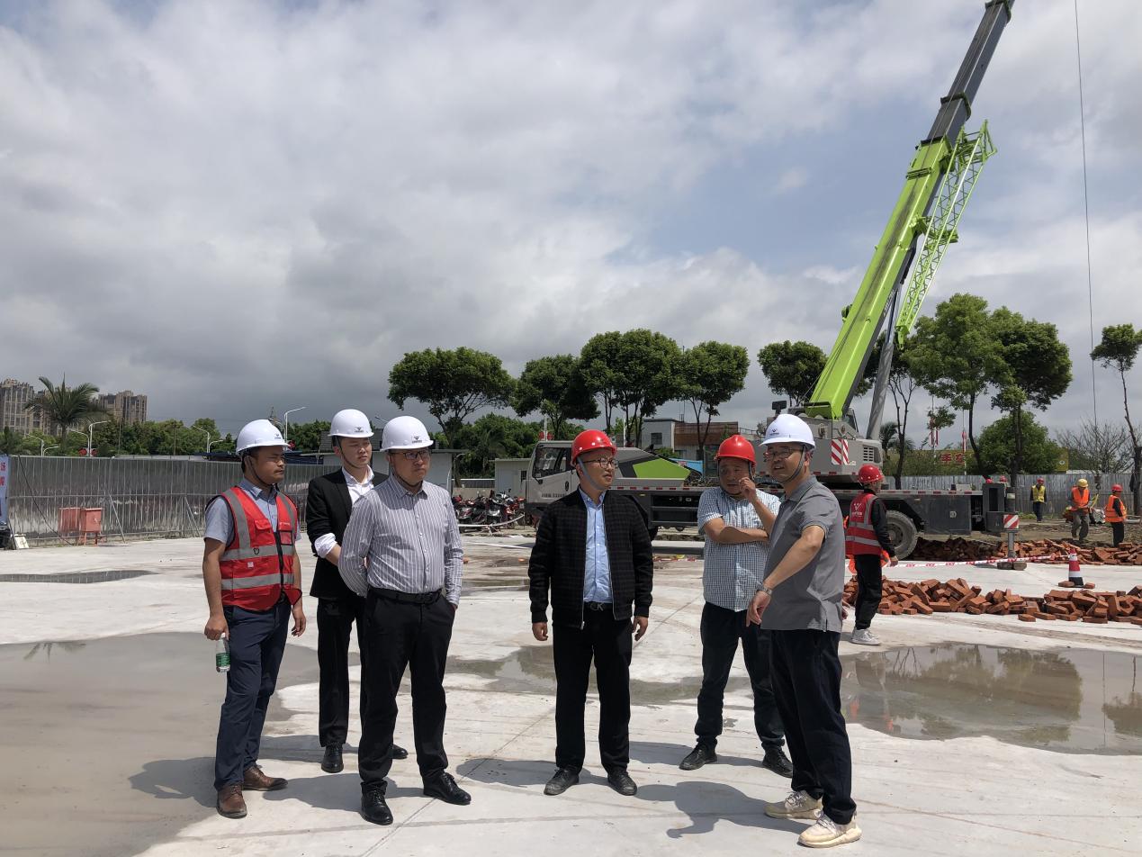 內(nèi)江市委常委蔣學(xué)東到集團(tuán)承建的隆昌方艙醫(yī)院項(xiàng)目 調(diào)研檢查工作(圖6) 內(nèi)江市委常委蔣學(xué)東到集團(tuán)承建的隆昌方艙醫(yī)院項(xiàng)目 調(diào)研檢查工作(圖6)