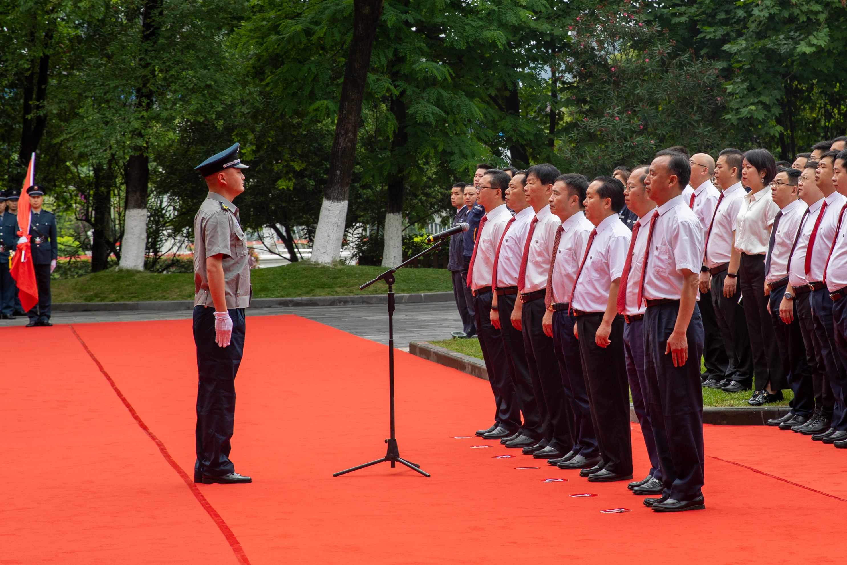 堅守底線 砥礪前行——川威集團(tuán)隆重舉行升旗儀式(圖2)