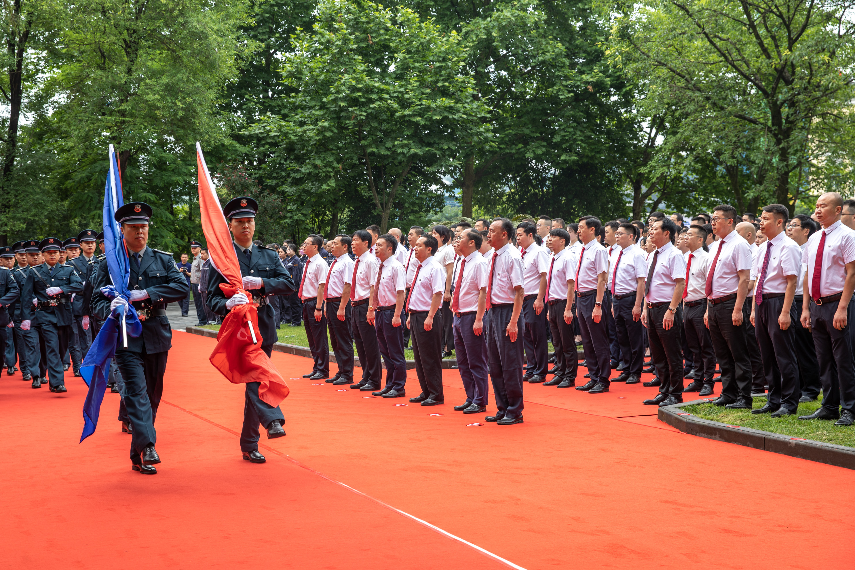 堅守底線 砥礪前行——川威集團(tuán)隆重舉行升旗儀式(圖4)