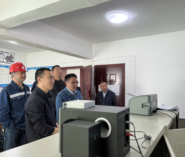 阿壩州政協(xié)副主席秦開金一行到礦業(yè)總公司阿壩礦區(qū)調(diào)研(圖2) 阿壩州政協(xié)副主席秦開金一行到礦業(yè)總公司阿壩礦區(qū)調(diào)研(圖2)