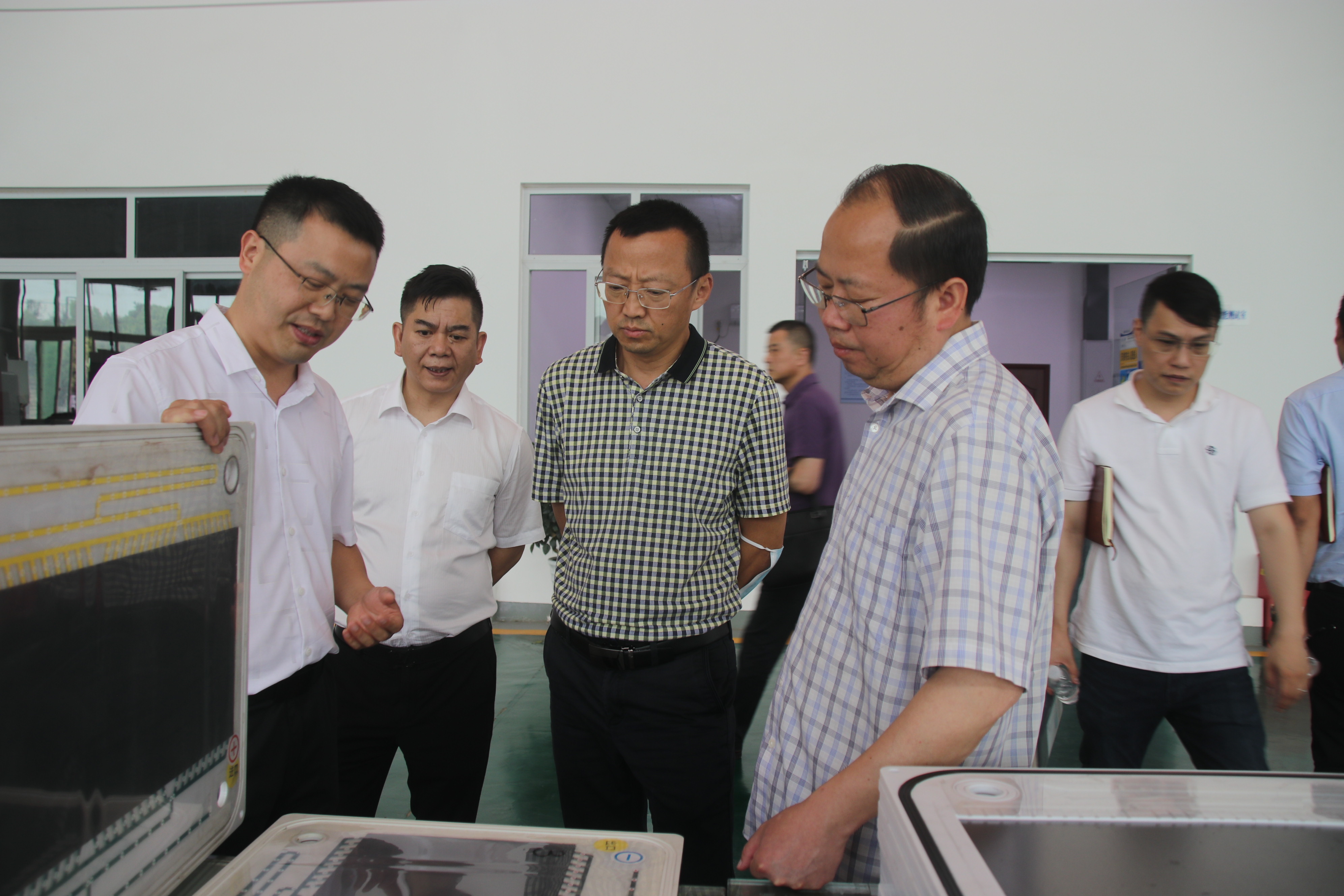 內(nèi)江投控集團(tuán)總經(jīng)理張軼到訪川威考察調(diào)研