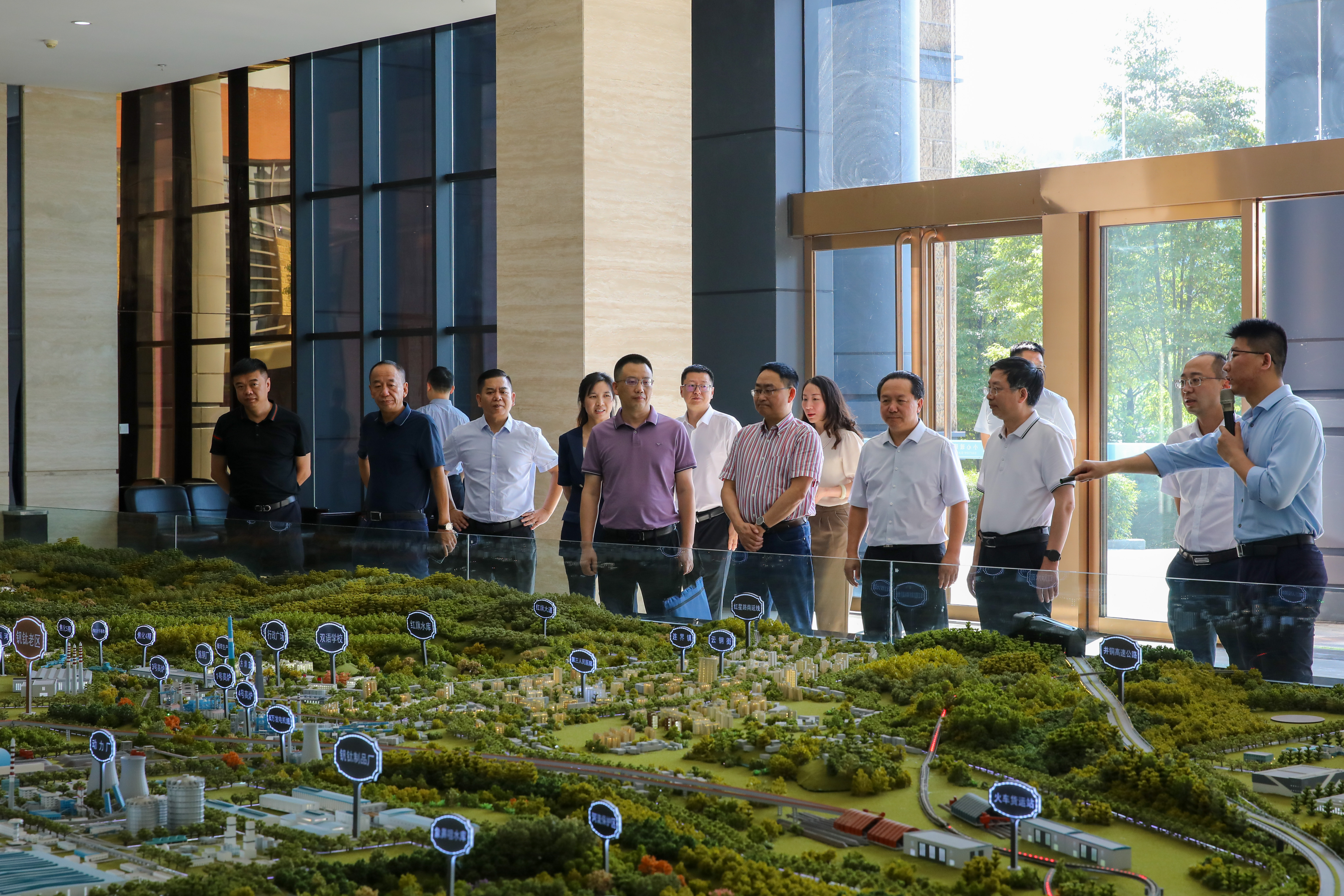 德陽發(fā)展集團(tuán)到川威考察交流(圖1) 德陽發(fā)展集團(tuán)到川威考察交流(圖1)