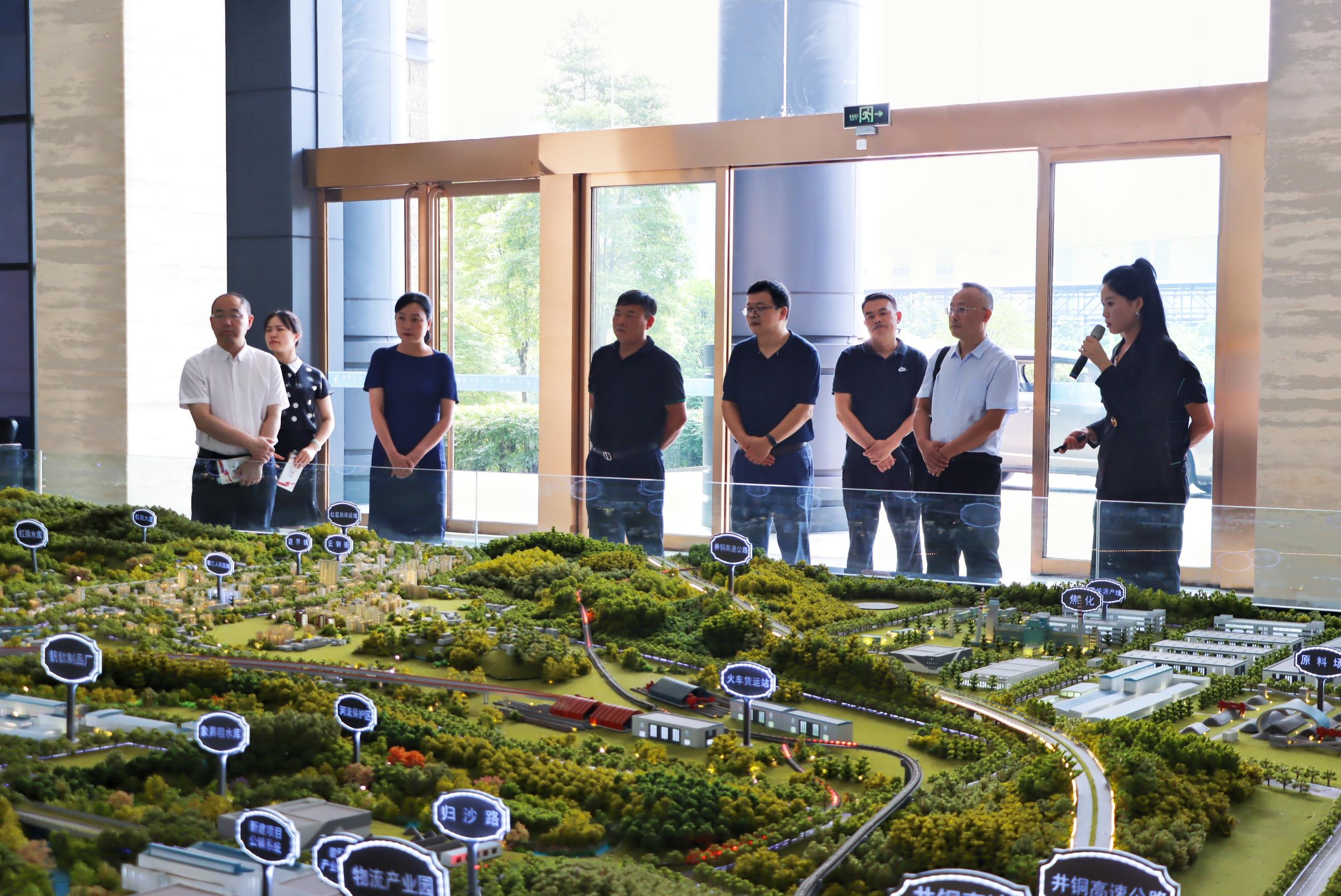 省人大教科文衛(wèi)委副主任黃勇一行到川威連界基地考察調(diào)研(圖2) 省人大教科文衛(wèi)委副主任黃勇一行到川威連界基地考察調(diào)研(圖2)