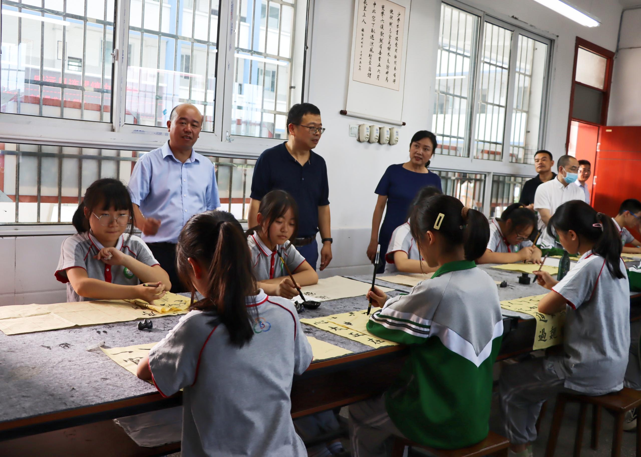 省人大教科文衛(wèi)委副主任黃勇一行到川威連界基地考察調(diào)研(圖3) 省人大教科文衛(wèi)委副主任黃勇一行到川威連界基地考察調(diào)研(圖3)