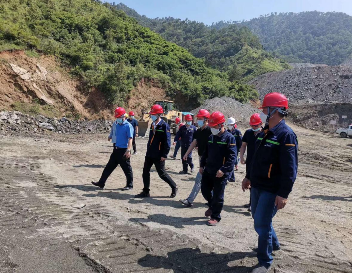 國(guó)家礦山監(jiān)察局四川局到礦業(yè)總公司白草礦區(qū)檢查工作