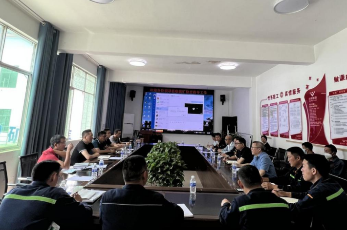 國家礦山監(jiān)察局四川局到礦業(yè)總公司白草礦區(qū)檢查工作(圖2)