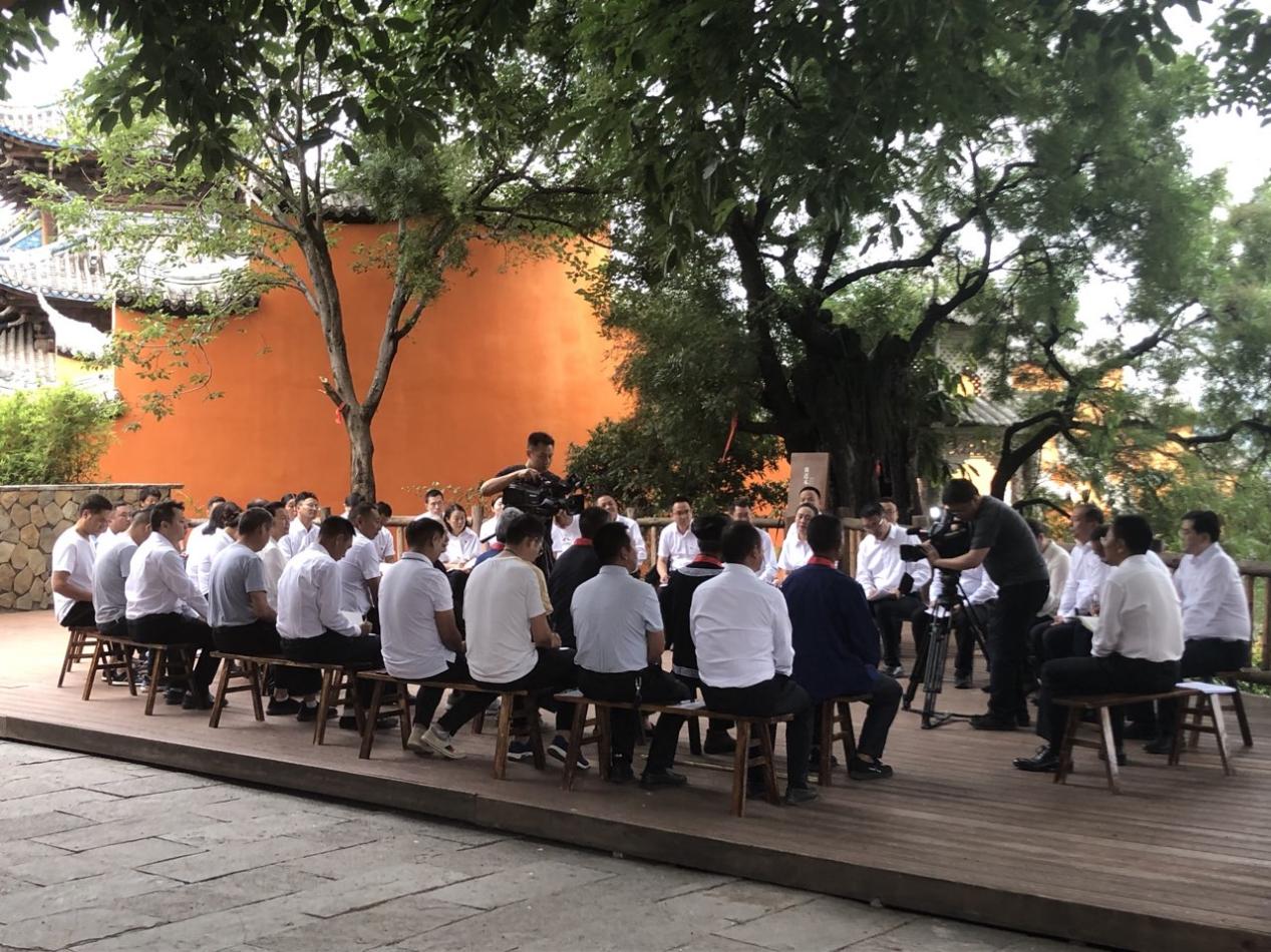 涼山州委書記，軍分區(qū)黨委第一書記段毅君在大石板開展“講黨課”活動(dòng)