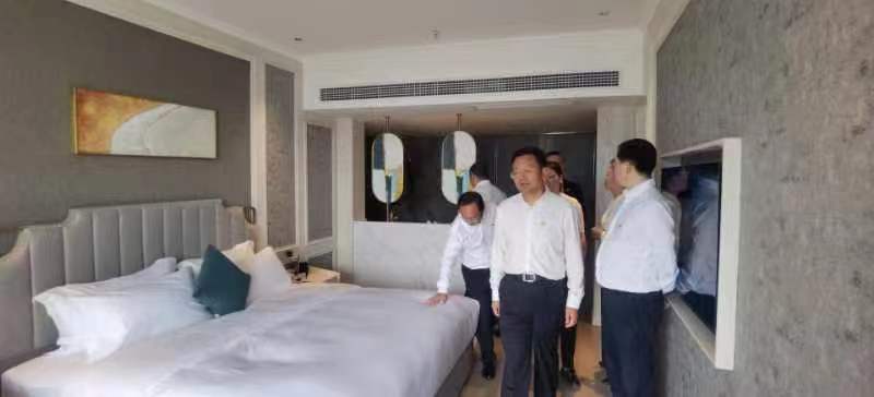 涼山州委書記，軍分區(qū)黨委第一書記段毅君在大石板開展“講黨課”活動(圖2)