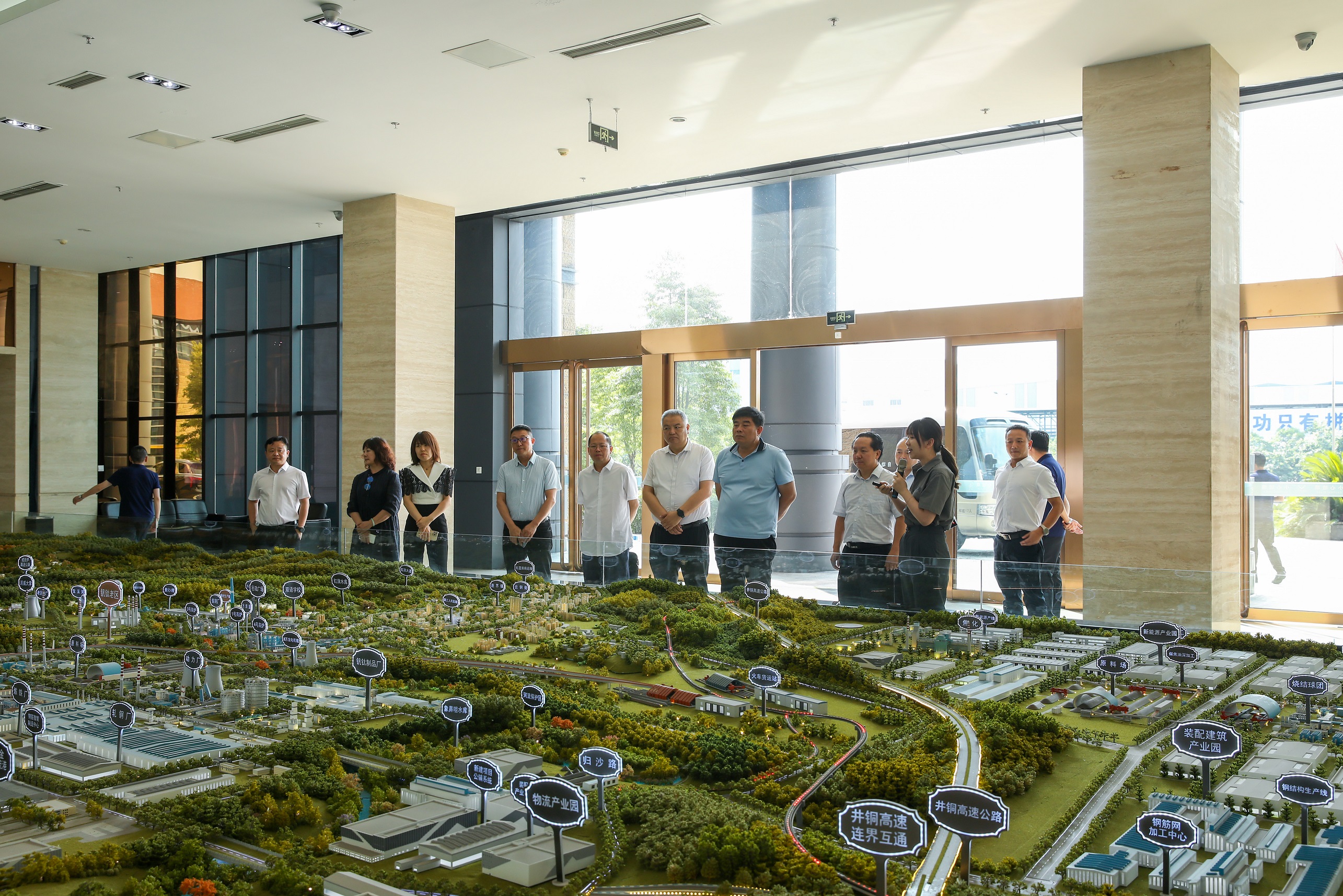 天津友發(fā)集團(tuán)董事長李茂津一行來川威考察交流