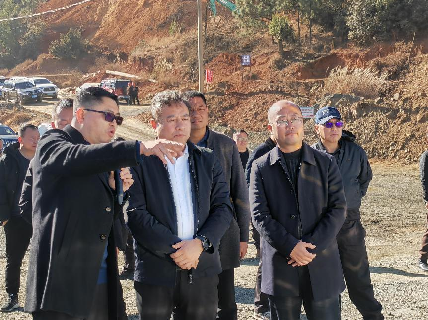 涼山州州委常委、州政府常務(wù)副州長(zhǎng)向貴瑜到礦業(yè)總公司白草礦區(qū)調(diào)研