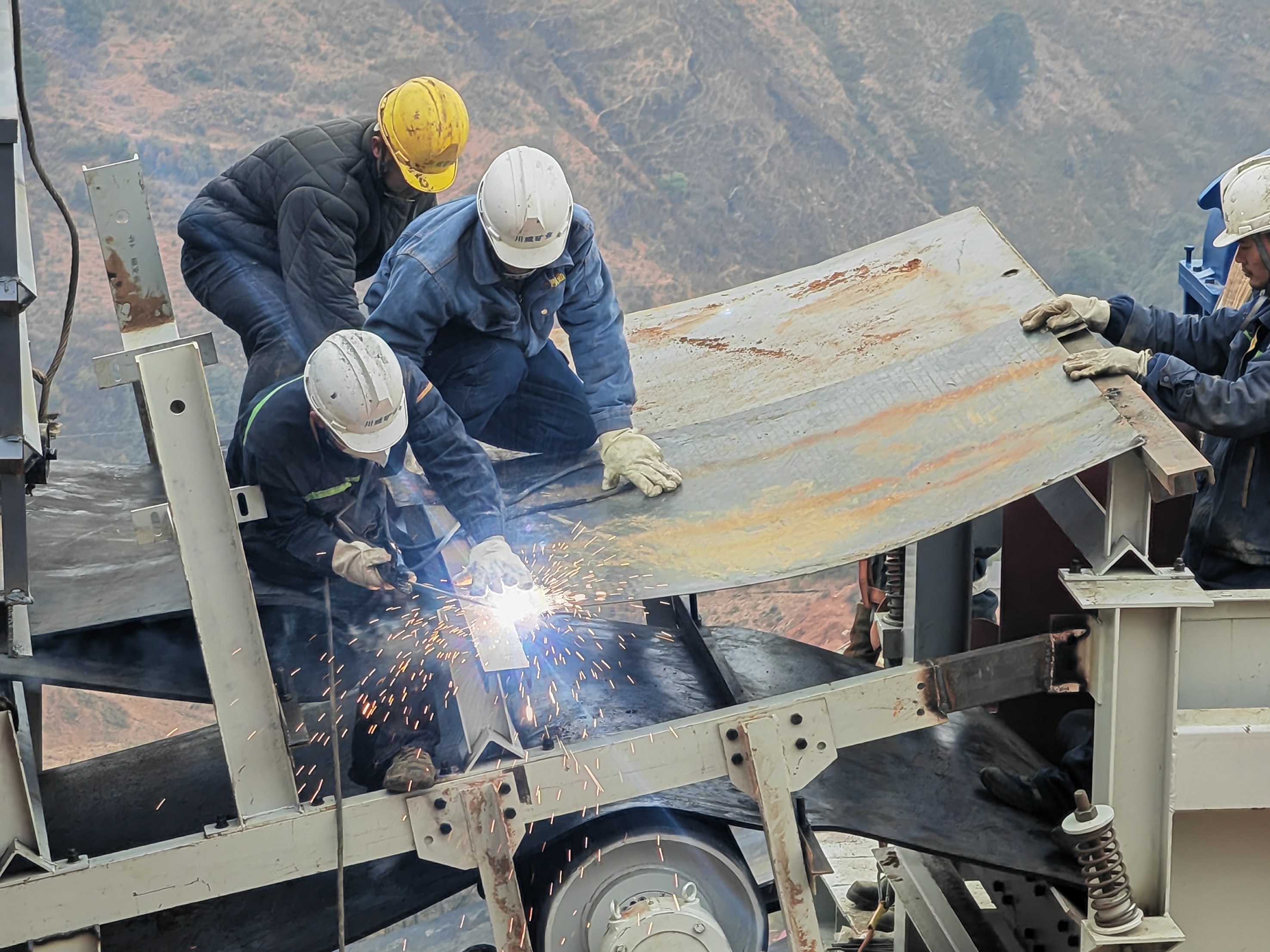 68天創(chuàng)奇跡，推動資源再利用 ——礦業(yè)總公司白草礦區(qū)豪豬溝排土場資源再利用項目紀(jì)實(圖3)