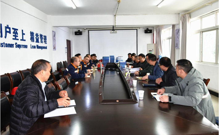 國家礦山安全監(jiān)察局領(lǐng)導(dǎo)一行蒞臨星船城瑞興公司桃子坪石灰?guī)r礦調(diào)研檢查