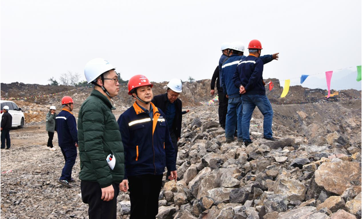 國(guó)家礦山安全監(jiān)察局領(lǐng)導(dǎo)一行蒞臨星船城瑞興公司桃子坪石灰?guī)r礦調(diào)研檢查(圖2)