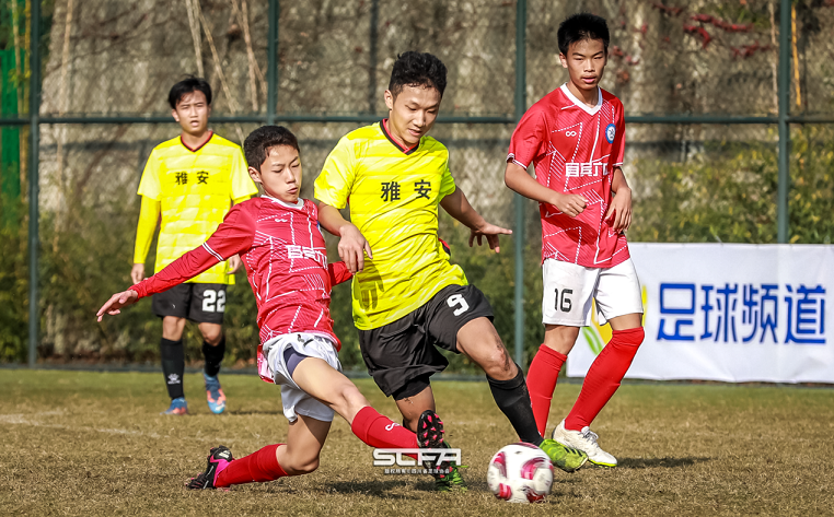 第四屆貢嘎杯校園足球聯(lián)賽男子高中組在連界足訓(xùn)基地火熱進(jìn)行(圖3)