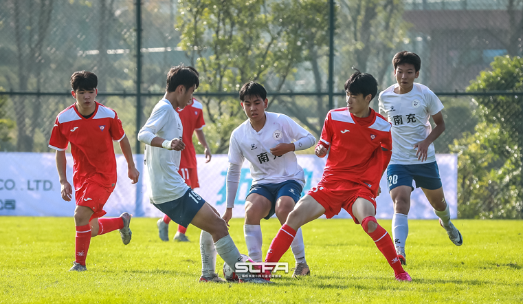 第四屆貢嘎杯校園足球聯(lián)賽男子高中組在連界足訓(xùn)基地火熱進(jìn)行(圖4)