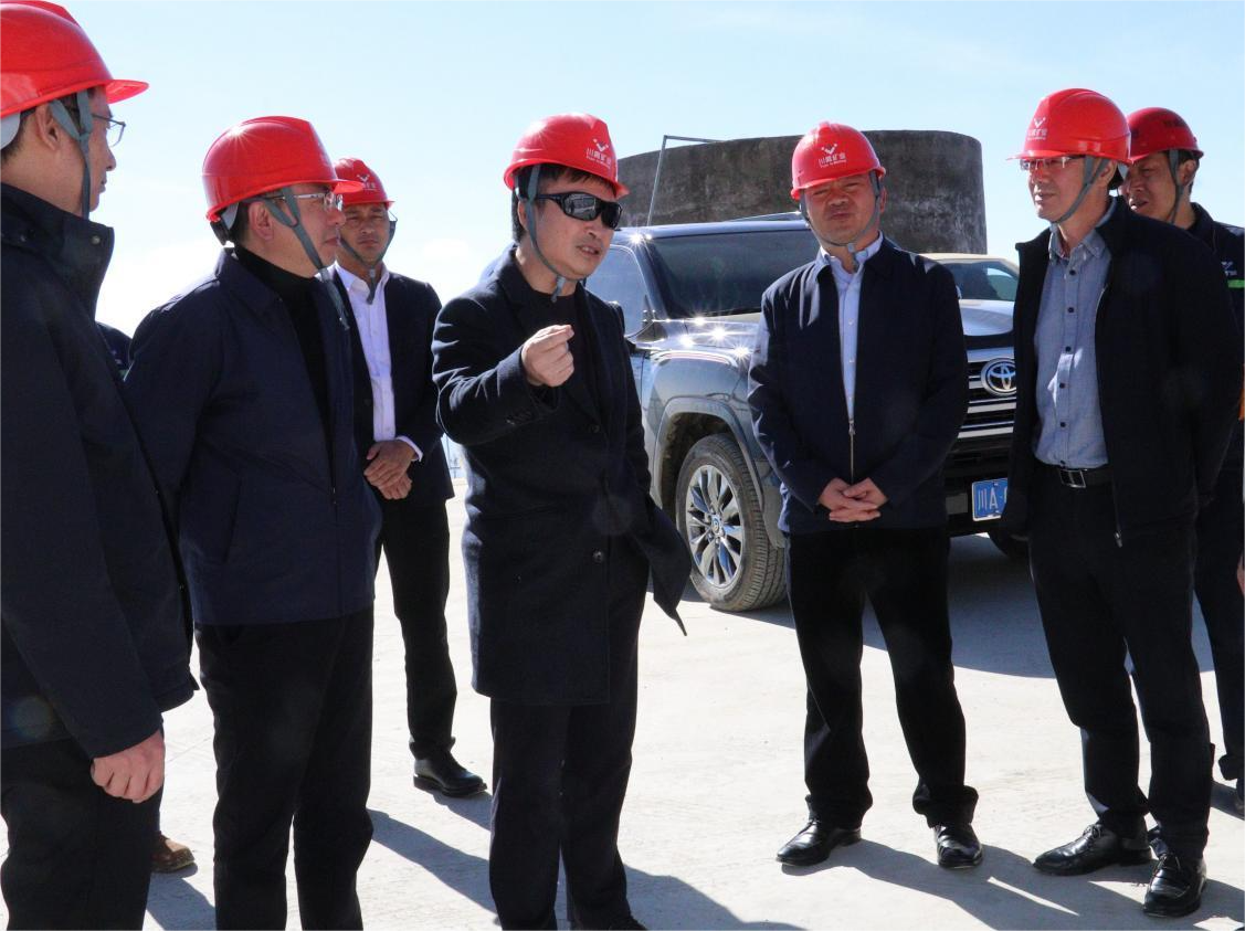 集團(tuán)公司董事長(zhǎng)王勁蒞臨礦業(yè)總公司會(huì)理片區(qū)視察工作