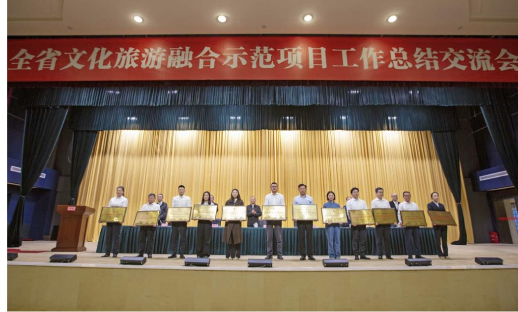 全省文化旅游融合示范項目工作總結(jié)交流會代表團(tuán)考察學(xué)習(xí)大石板項目(圖3)