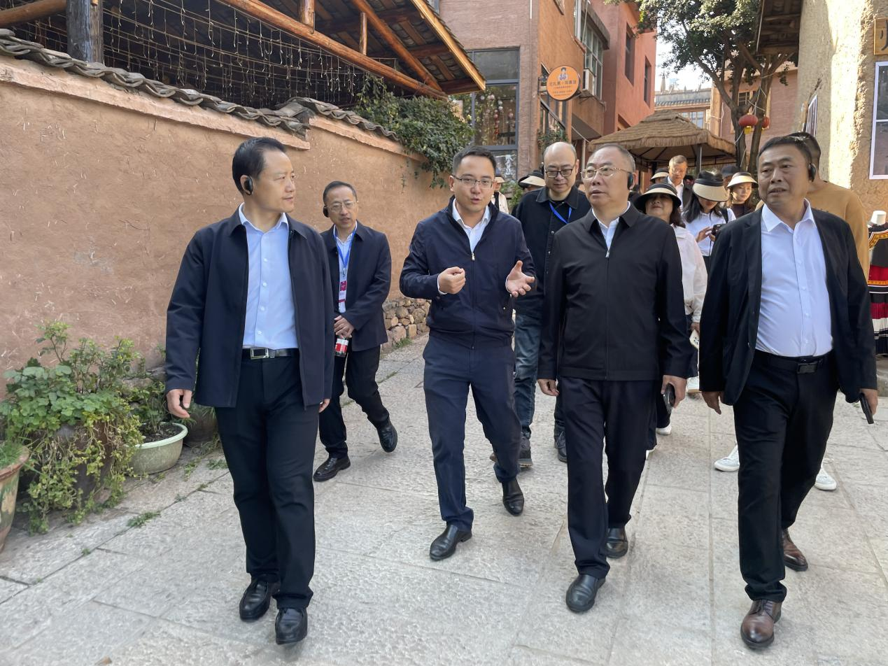 全省文化旅游融合示范項目工作總結(jié)交流會代表團(tuán)考察學(xué)習(xí)大石板項目(圖4)