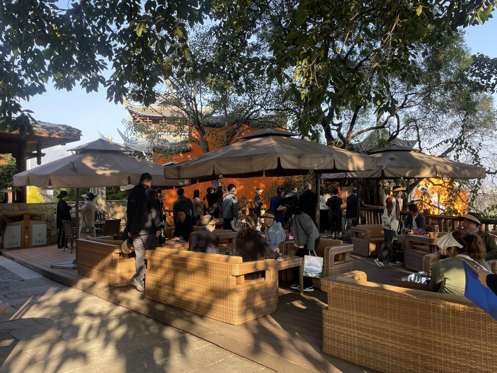 全省文化旅游融合示范項目工作總結(jié)交流會代表團(tuán)考察學(xué)習(xí)大石板項目(圖5)