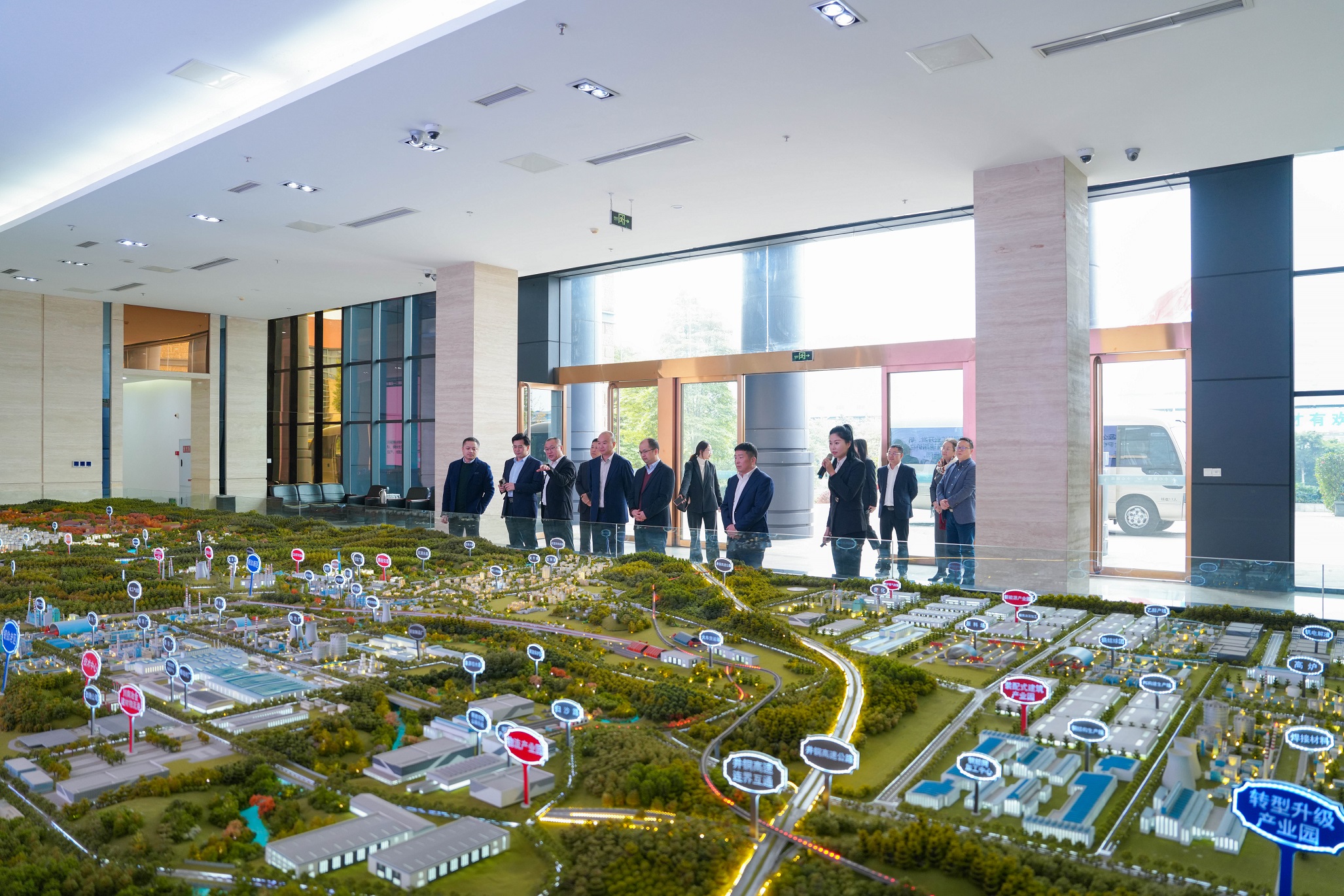 重慶大學(xué)管理科學(xué)與房地產(chǎn)學(xué)院與四川通宇物流有限公司簽訂戰(zhàn)略合作協(xié)議(圖1) 重慶大學(xué)管理科學(xué)與房地產(chǎn)學(xué)院與四川通宇物流有限公司簽訂戰(zhàn)略合作協(xié)議(圖1)