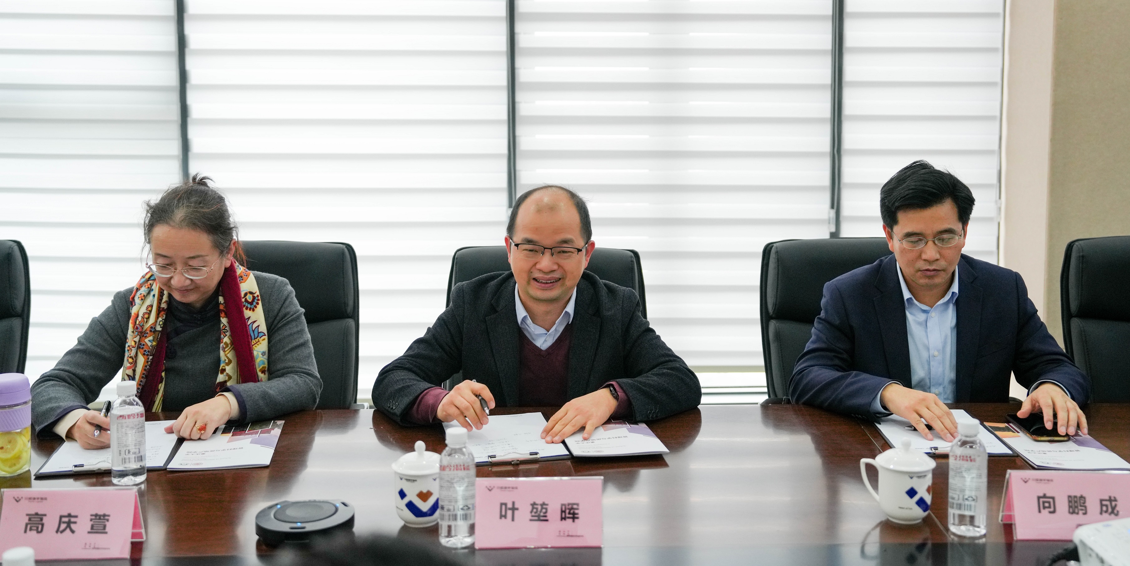 重慶大學(xué)管理科學(xué)與房地產(chǎn)學(xué)院與四川通宇物流有限公司簽訂戰(zhàn)略合作協(xié)議(圖3) 重慶大學(xué)管理科學(xué)與房地產(chǎn)學(xué)院與四川通宇物流有限公司簽訂戰(zhàn)略合作協(xié)議(圖3)