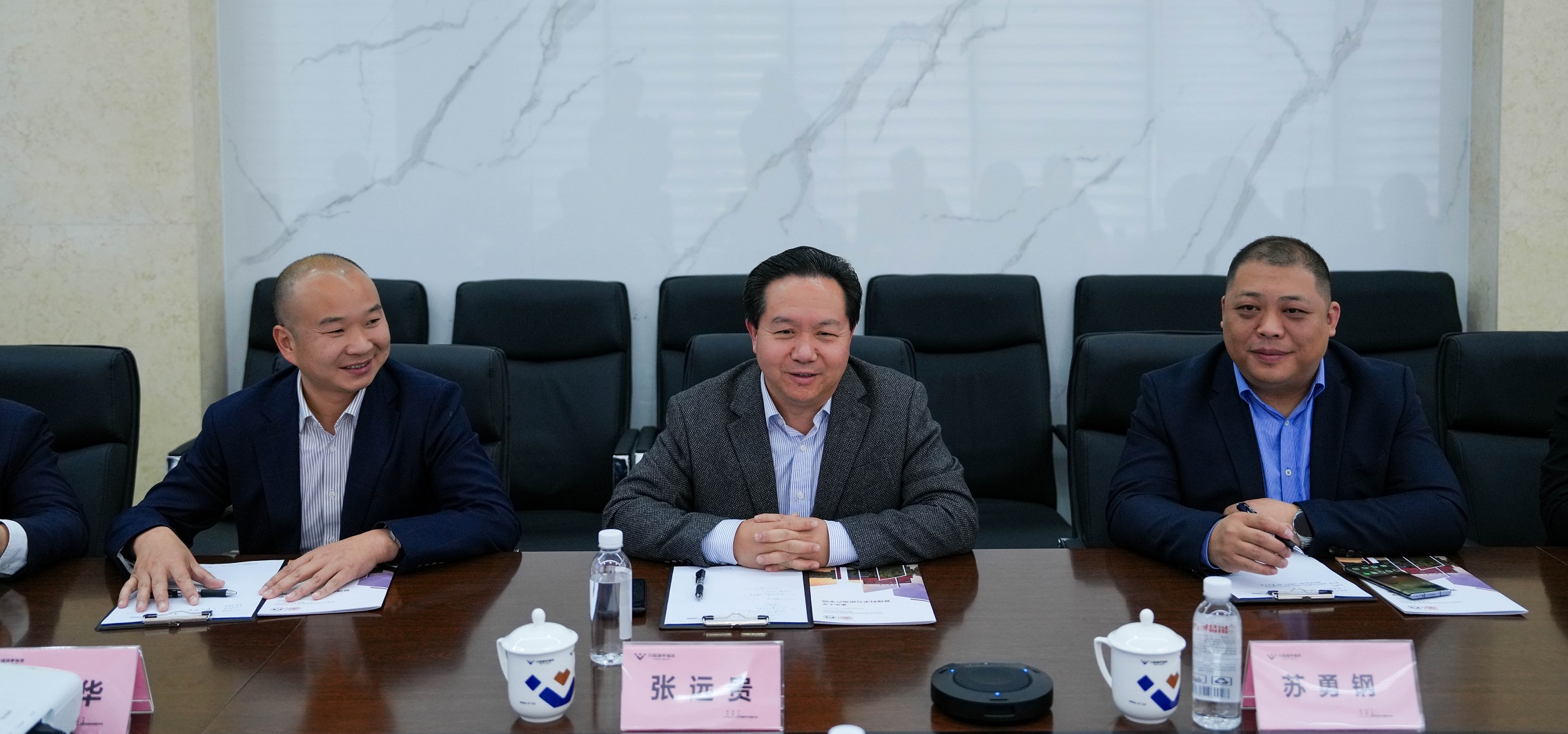 重慶大學(xué)管理科學(xué)與房地產(chǎn)學(xué)院與四川通宇物流有限公司簽訂戰(zhàn)略合作協(xié)議(圖4) 重慶大學(xué)管理科學(xué)與房地產(chǎn)學(xué)院與四川通宇物流有限公司簽訂戰(zhàn)略合作協(xié)議(圖4)