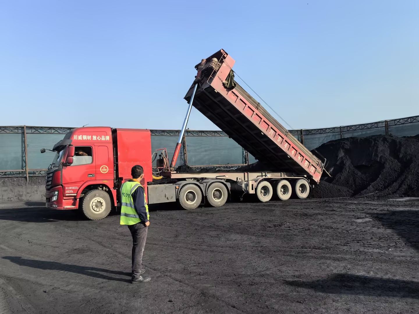 攀西綠色新引擎，“氫”裝上陣?yán)L藍(lán)圖——?dú)淠茉纯ㄜ囋谂饰鞔蟮卦囘\(yùn)行