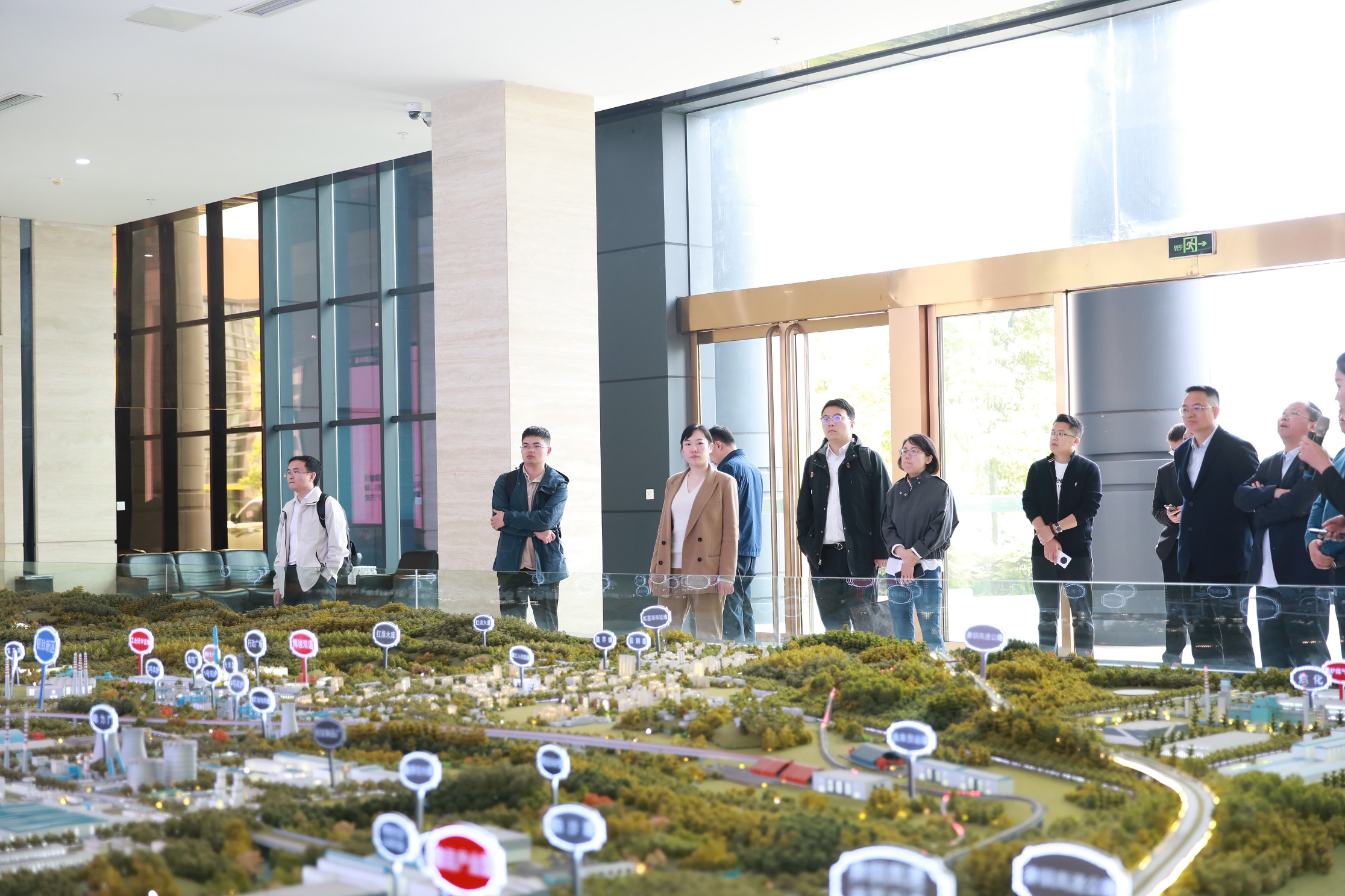 四川發(fā)展先進(jìn)材料集團(tuán)蒞威參觀座談