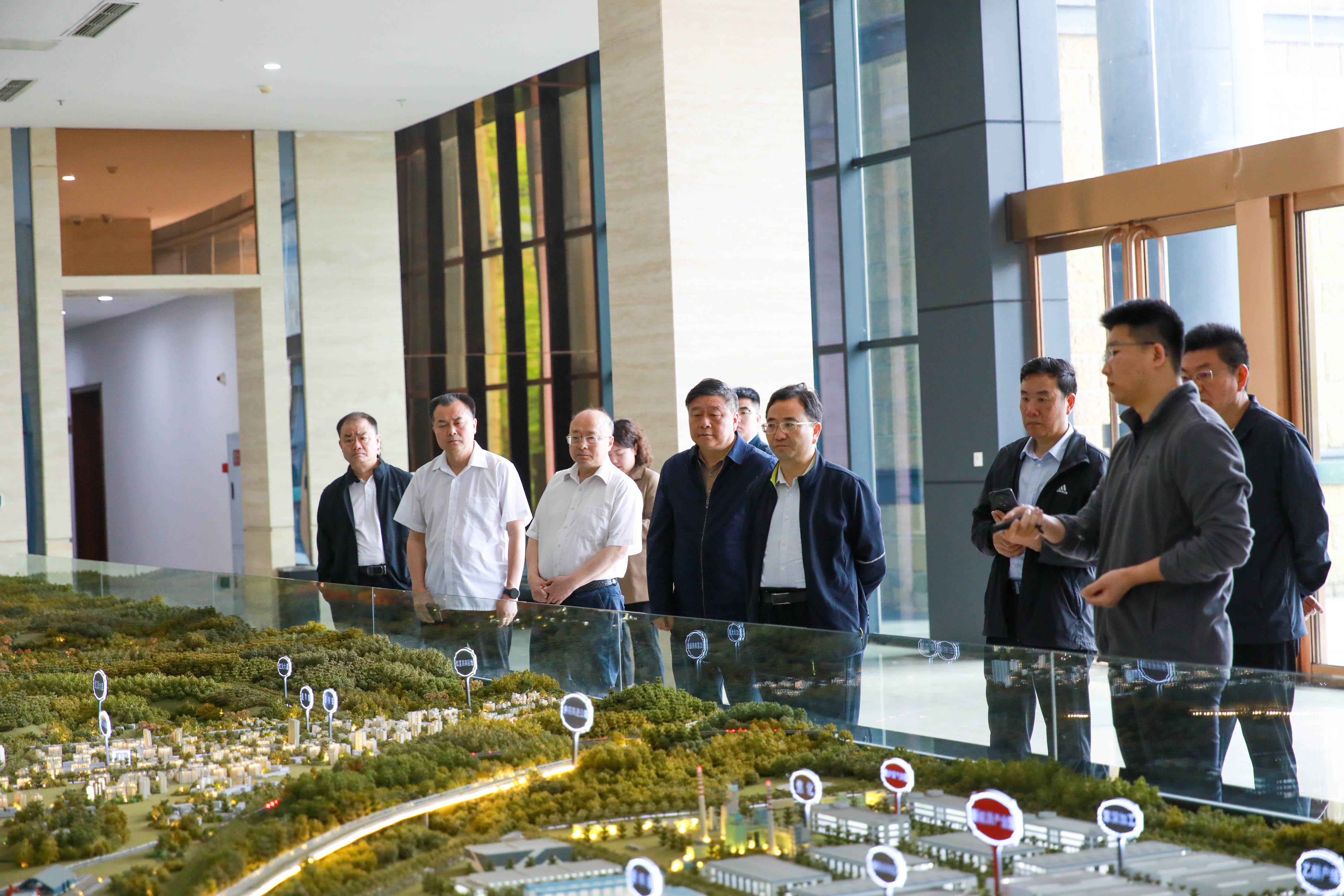 巴中市 內(nèi)江市政協(xié)關(guān)心川威轉(zhuǎn)型發(fā)展