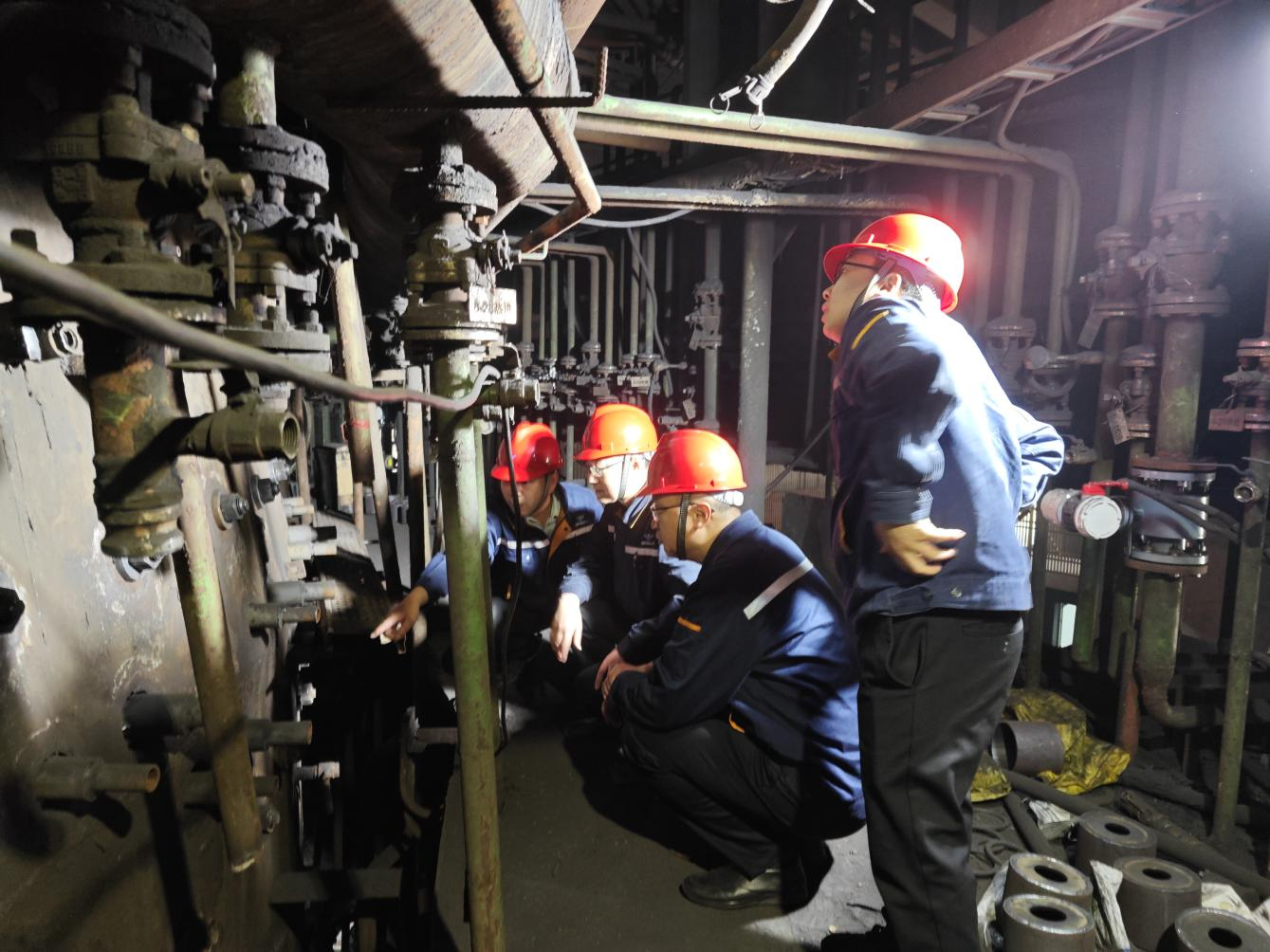 上下同欲迎挑戰(zhàn) 力出一孔搶工期——川威釩鈦科技7#高爐年度計劃中修進入沖刺階段(圖2) 上下同欲迎挑戰(zhàn) 力出一孔搶工期——川威釩鈦科技7#高爐年度計劃中修進入沖刺階段(圖2)