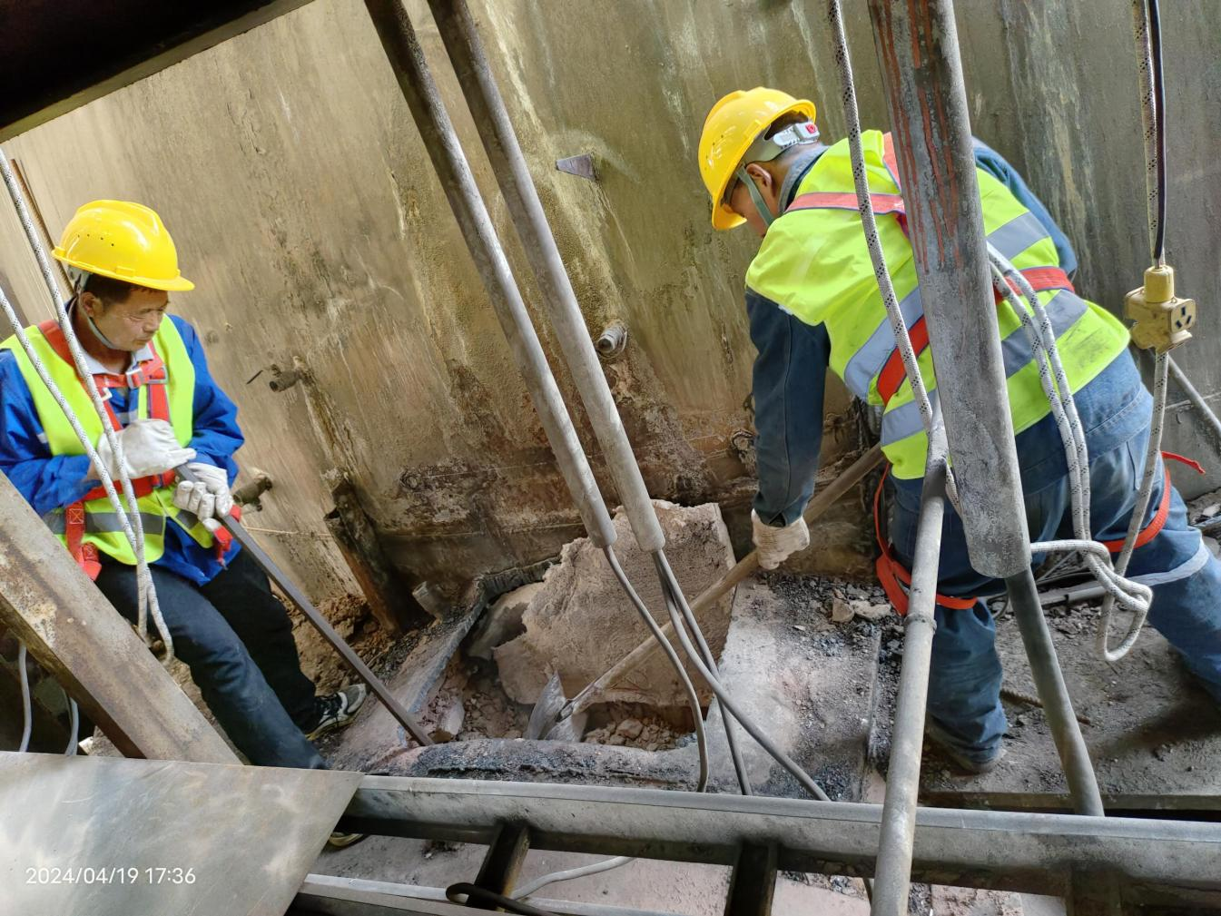 上下同欲迎挑戰(zhàn) 力出一孔搶工期——川威釩鈦科技7#高爐年度計劃中修進入沖刺階段(圖5) 上下同欲迎挑戰(zhàn) 力出一孔搶工期——川威釩鈦科技7#高爐年度計劃中修進入沖刺階段(圖5)