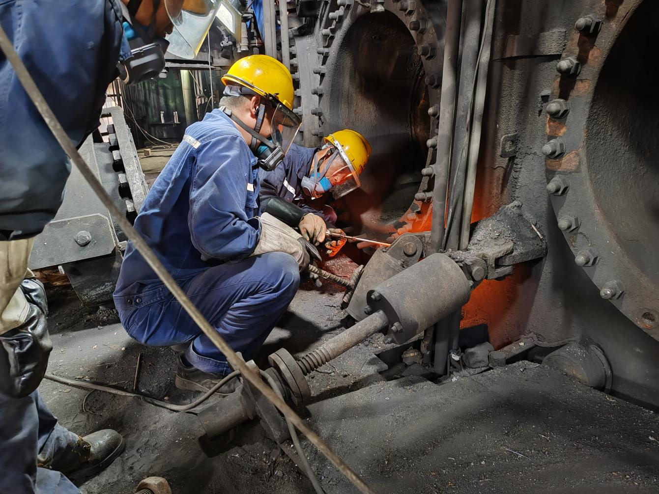 上下同欲迎挑戰(zhàn) 力出一孔搶工期——川威釩鈦科技7#高爐年度計劃中修進入沖刺階段(圖6) 上下同欲迎挑戰(zhàn) 力出一孔搶工期——川威釩鈦科技7#高爐年度計劃中修進入沖刺階段(圖6)