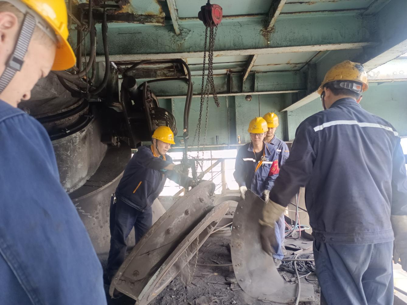 上下同欲迎挑戰(zhàn) 力出一孔搶工期——川威釩鈦科技7#高爐年度計劃中修進入沖刺階段(圖7) 上下同欲迎挑戰(zhàn) 力出一孔搶工期——川威釩鈦科技7#高爐年度計劃中修進入沖刺階段(圖7)