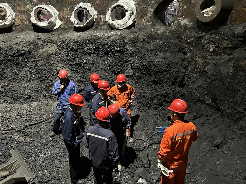 上下同欲迎挑戰(zhàn) 力出一孔搶工期——川威釩鈦科技7#高爐年度計劃中修進入沖刺階段(圖8) 上下同欲迎挑戰(zhàn) 力出一孔搶工期——川威釩鈦科技7#高爐年度計劃中修進入沖刺階段(圖8)