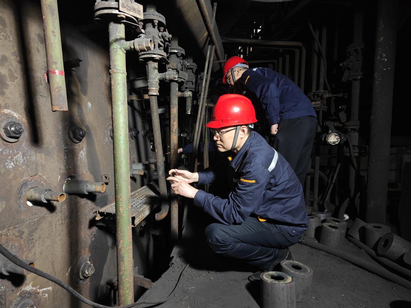 上下同欲迎挑戰(zhàn) 力出一孔搶工期——川威釩鈦科技7#高爐年度計劃中修進入沖刺階段(圖9) 上下同欲迎挑戰(zhàn) 力出一孔搶工期——川威釩鈦科技7#高爐年度計劃中修進入沖刺階段(圖9)