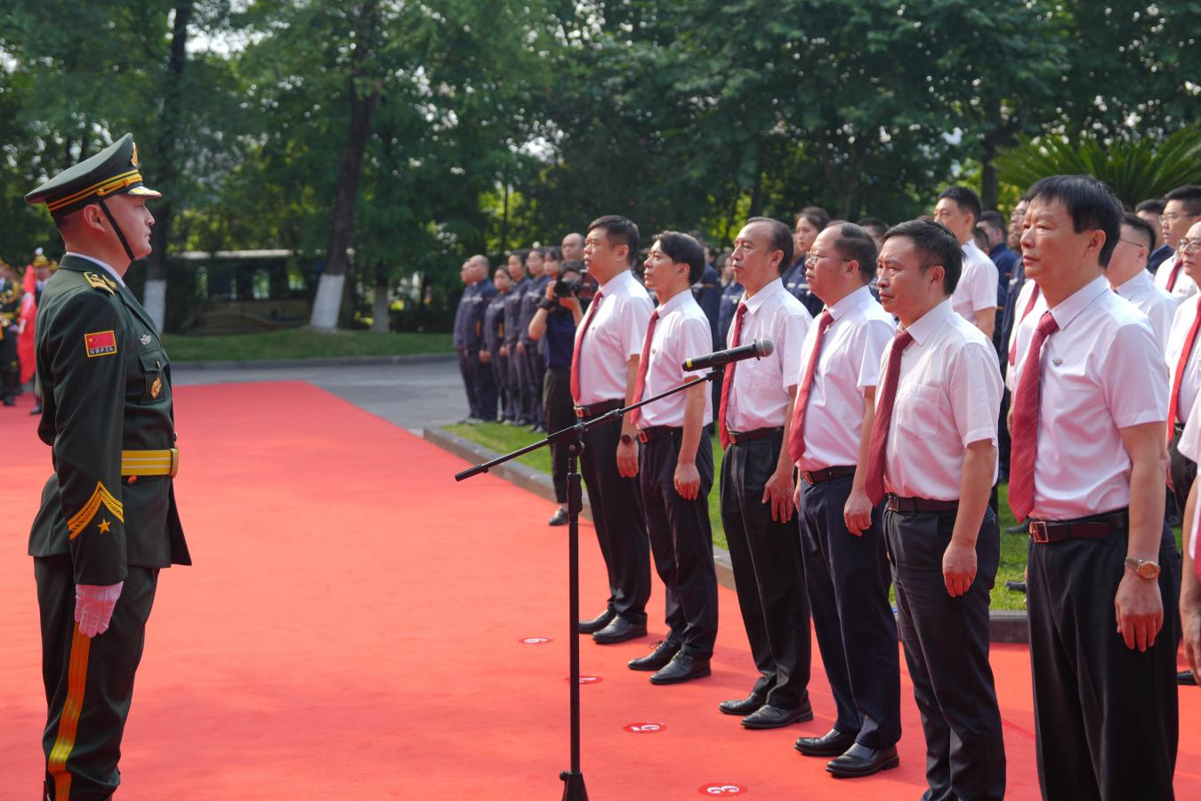 百年川威  價(jià)值企業(yè)——川威集團(tuán)隆重舉行成立二十六周年升旗儀式(圖2)