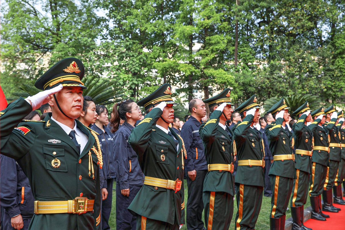 百年川威  價(jià)值企業(yè)——川威集團(tuán)隆重舉行成立二十六周年升旗儀式(圖5)