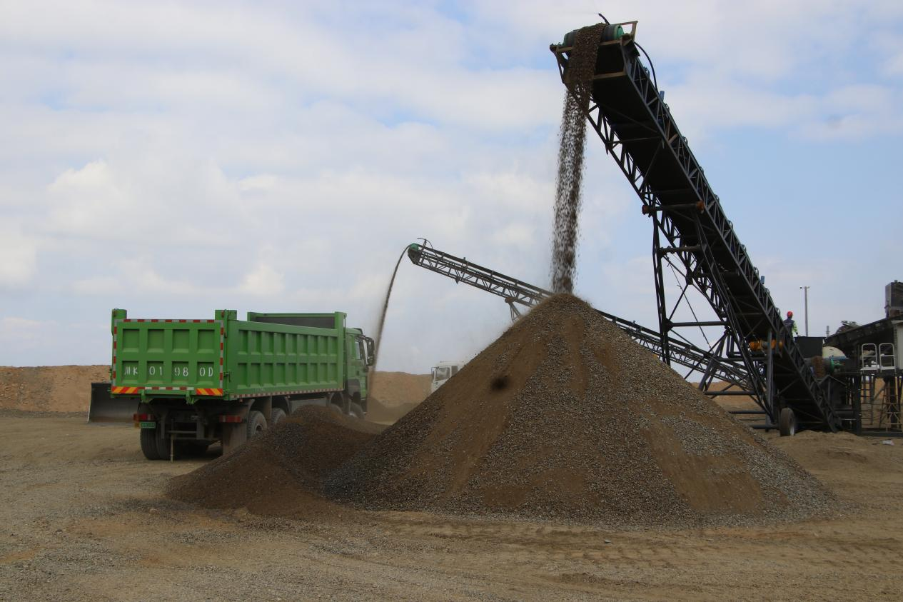 礦業(yè)總公司黑谷田排土場(chǎng)含鐵圍巖回收及擴(kuò)容工程正式投運(yùn)(圖3)