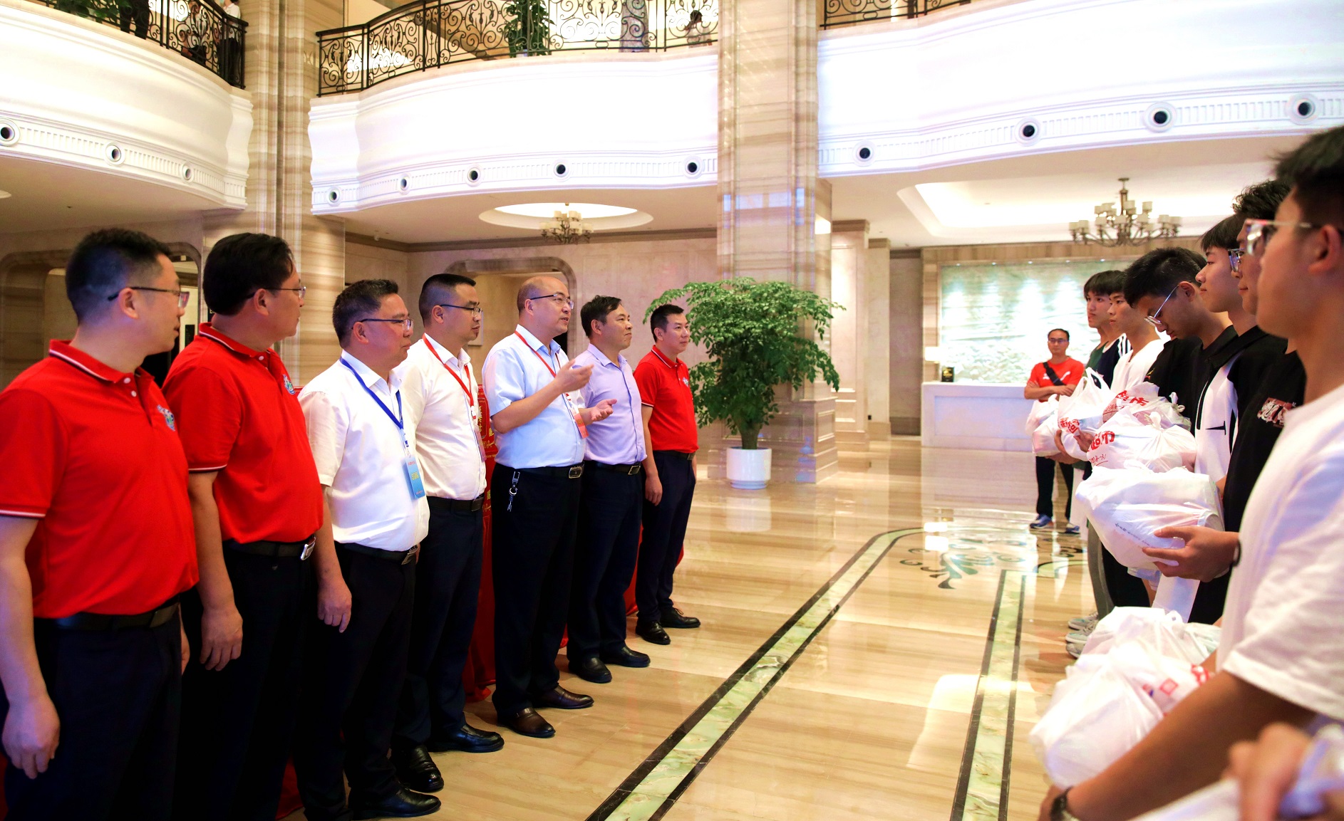 星光不負(fù)趕路人 時(shí)光不負(fù)有心人——集團(tuán)公司慰問競力學(xué)校2024年高考學(xué)子(圖3)